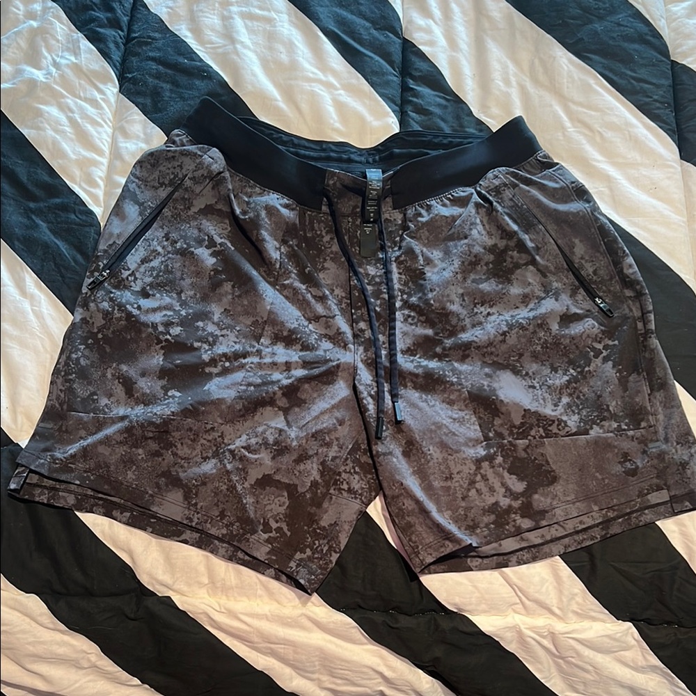 LuLulemon Black and Gray Patterned Shorts